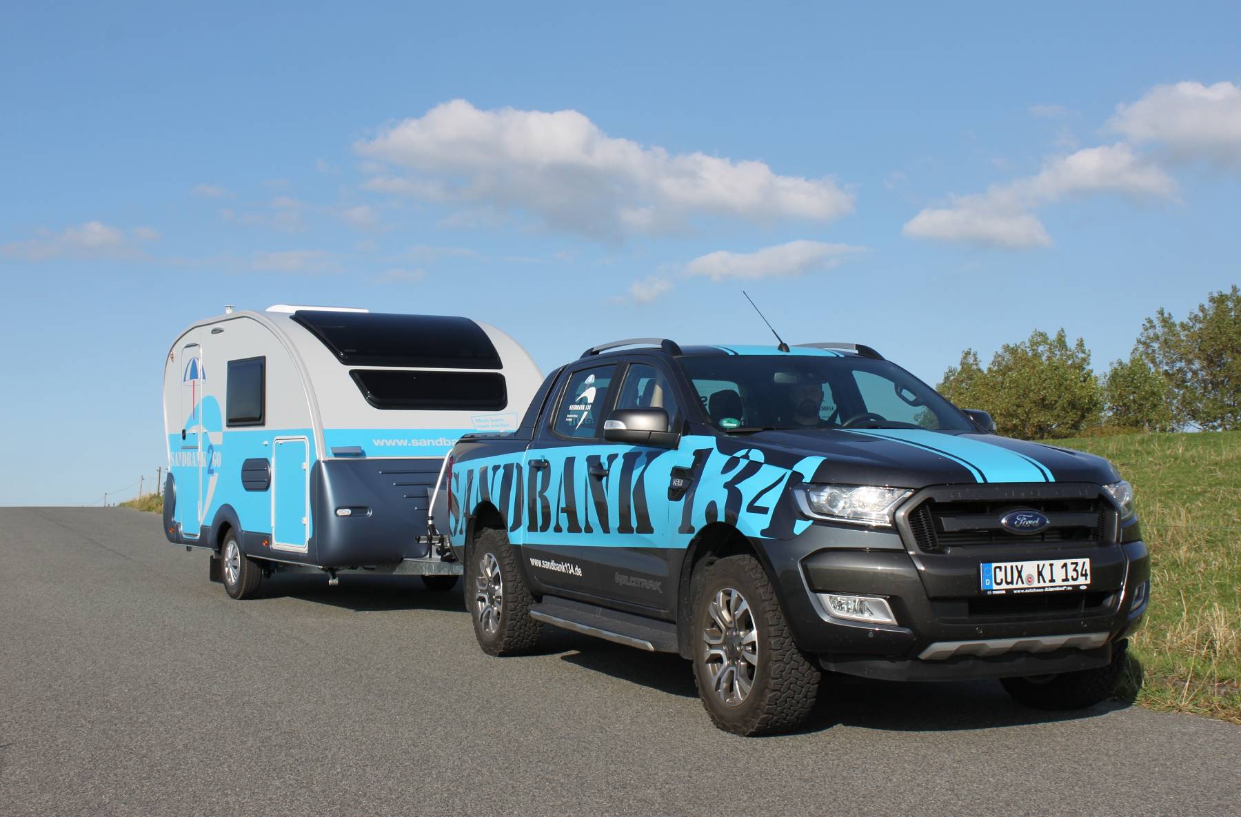 Auto mit Wohnwagen Sandbank