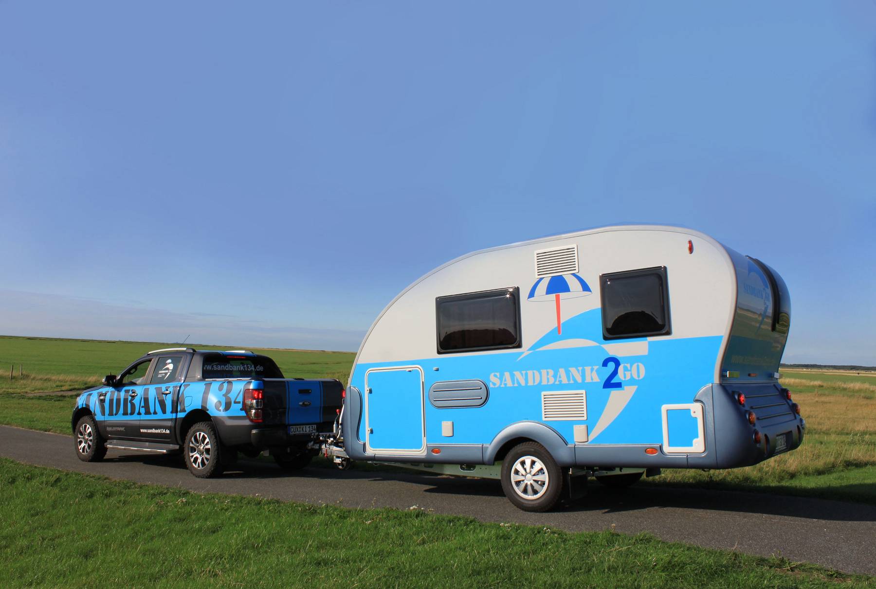 Auto mit Wohnwagen Sandbank