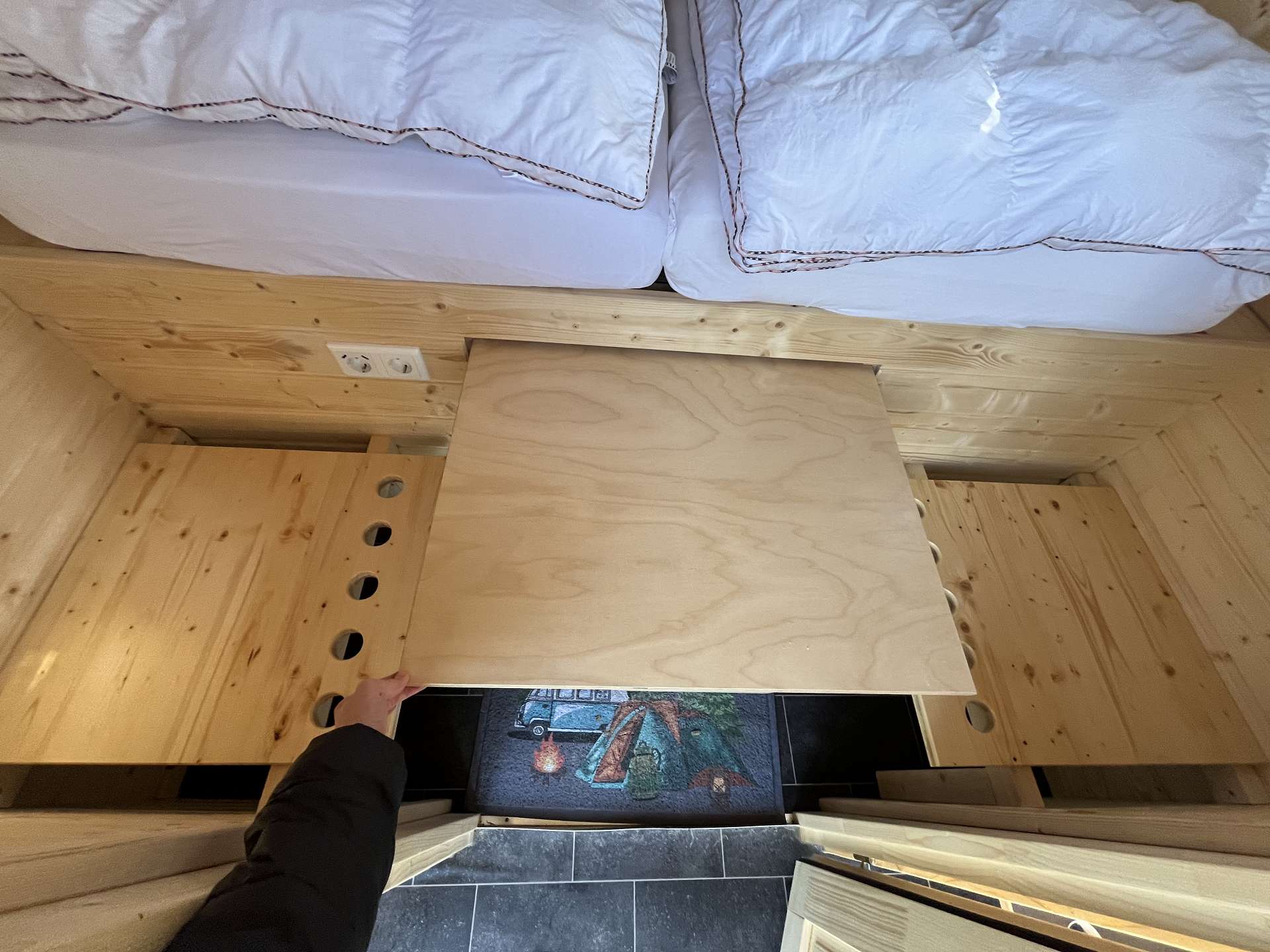 Bett mit ausziehbaren Tisch