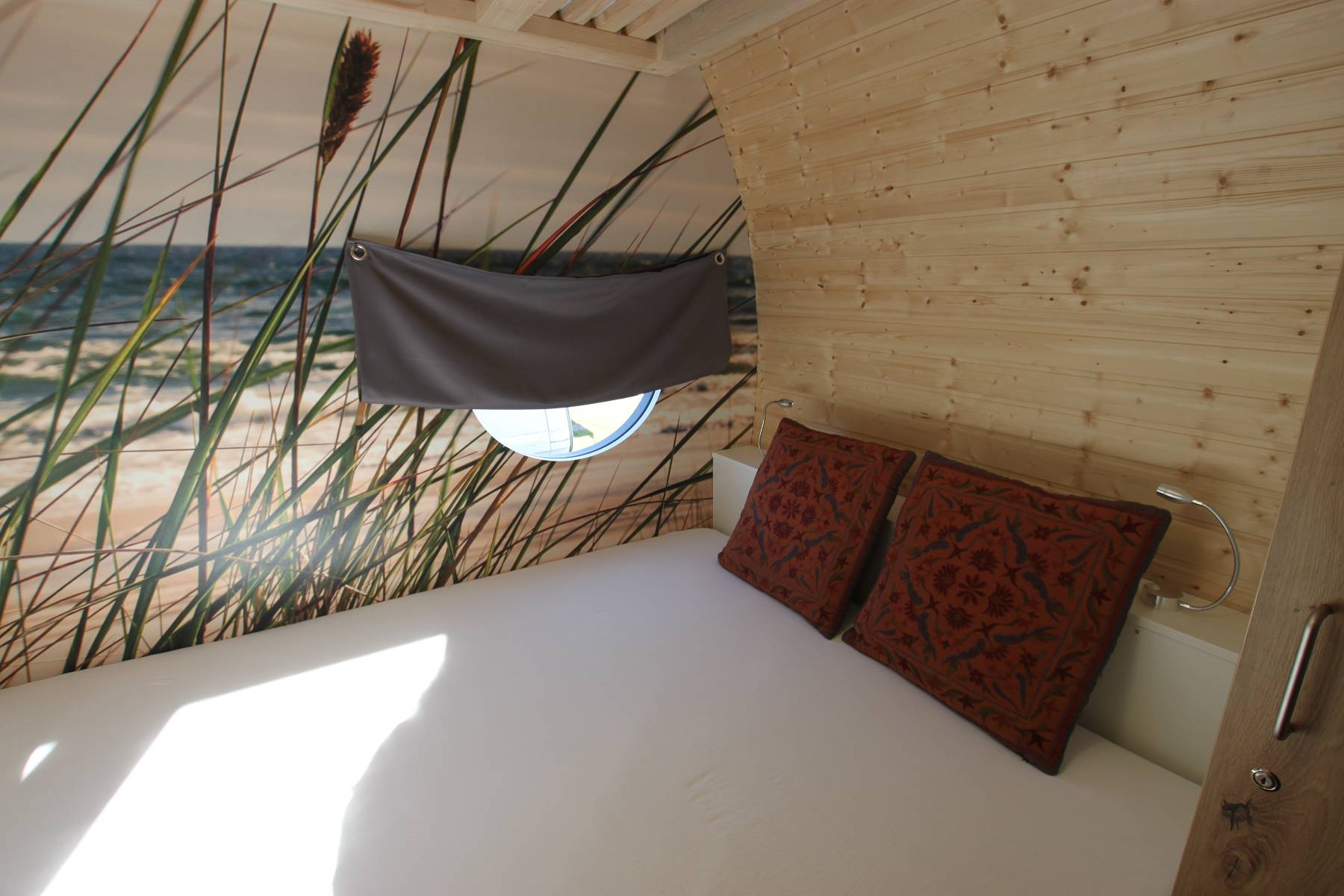 Bett mit Kissen