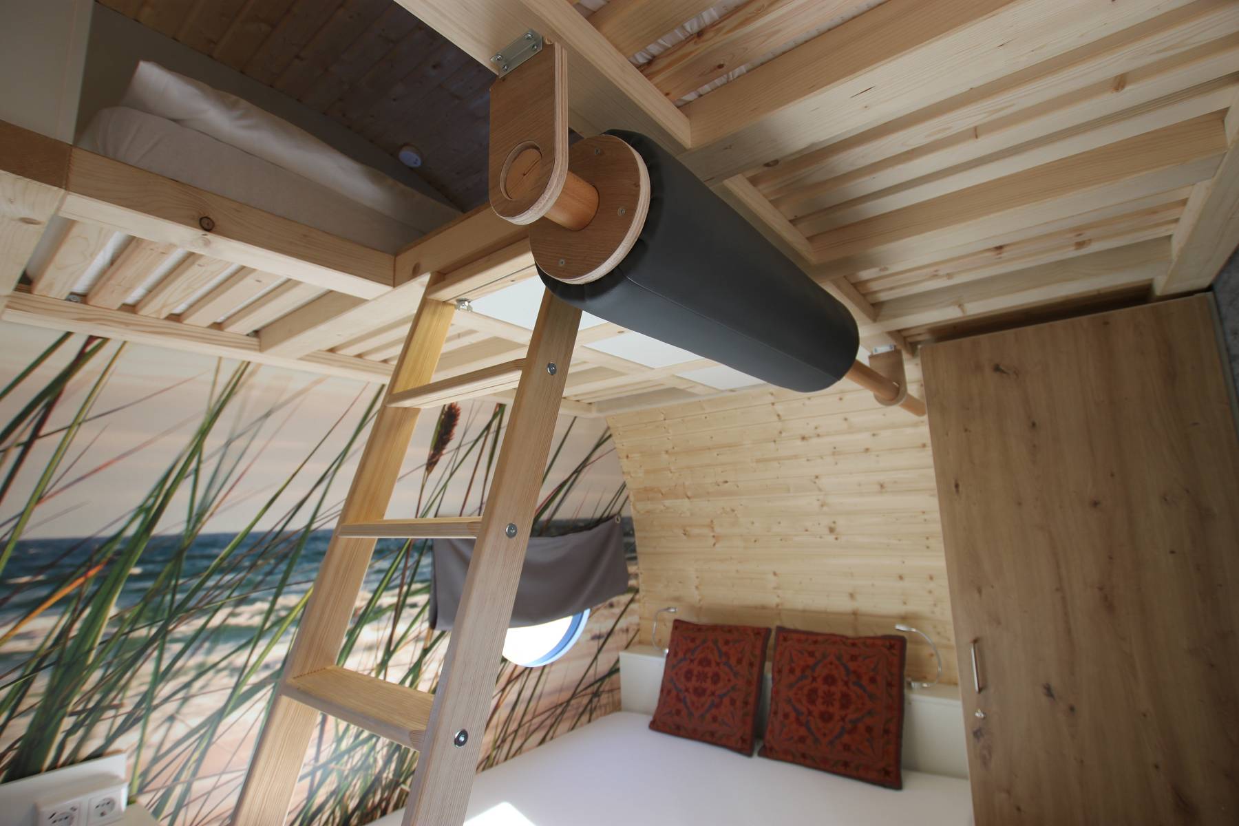 Bett mit Treppe