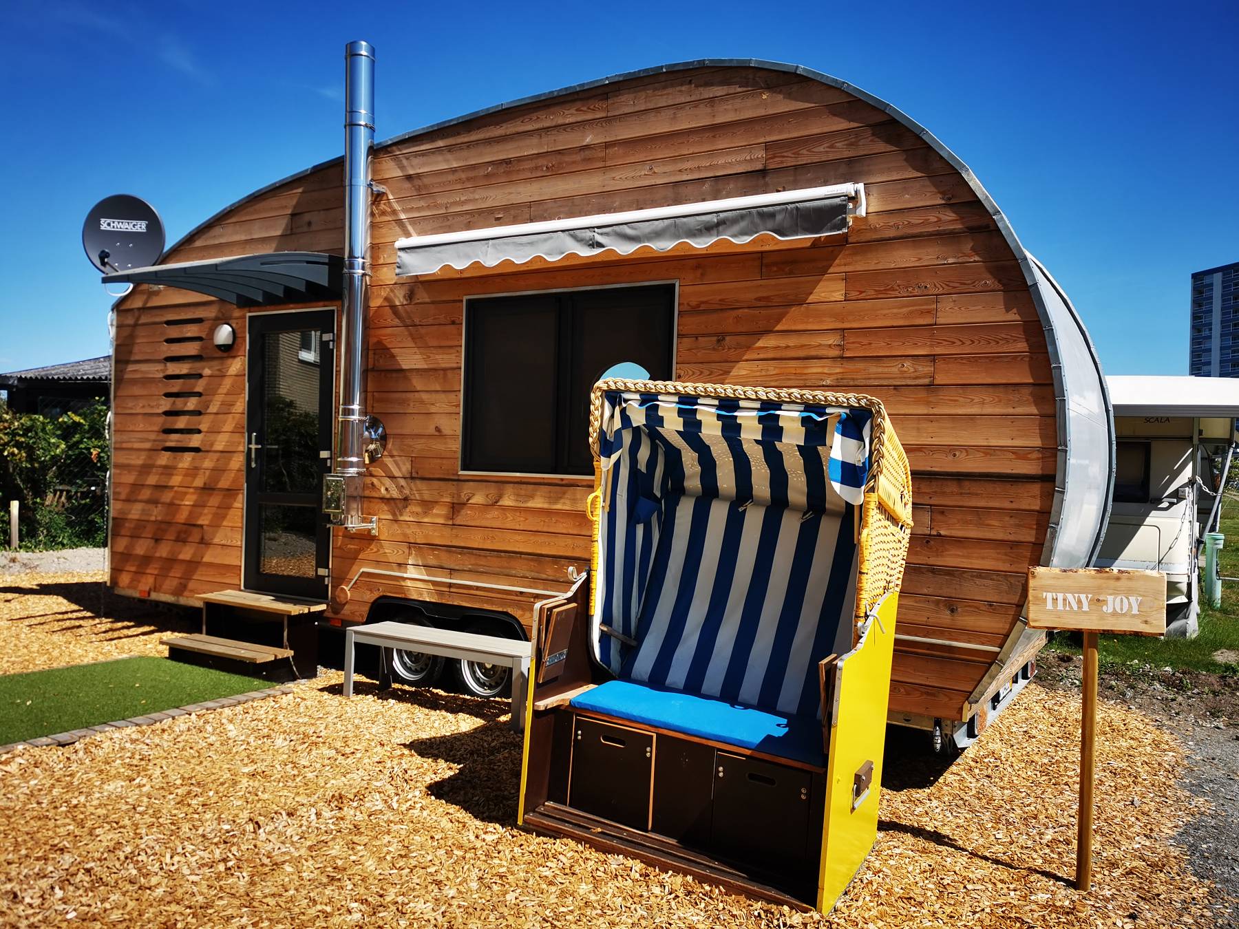 Tiny House mit Strandkorb davor