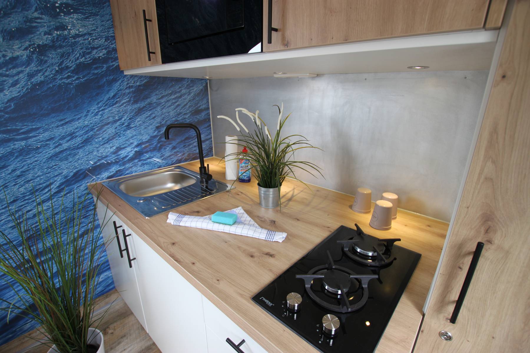 Tiny House Küche mit Herd und Spüle