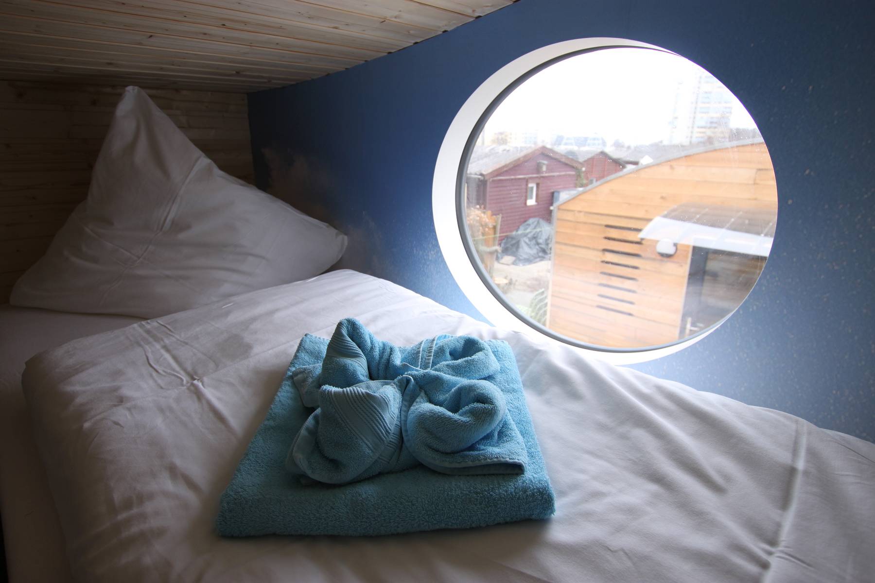 Bett und Fenster