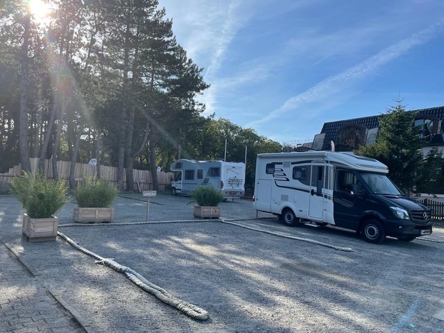 Parkplatz mit Wohnmobilen