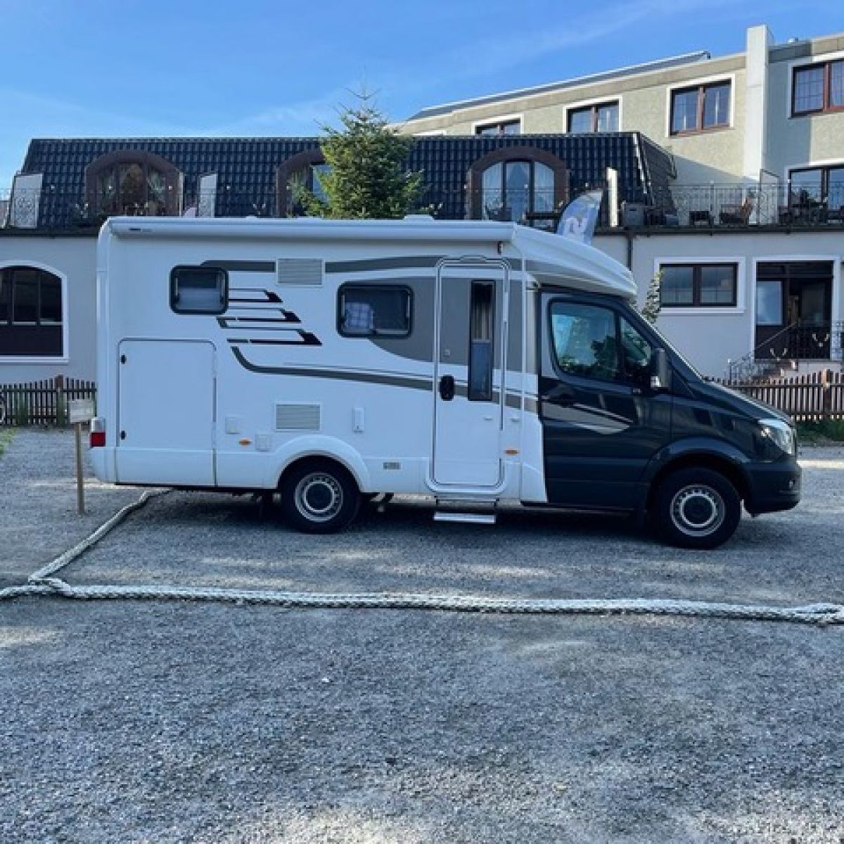 Wohnmobil auf Parkplatz