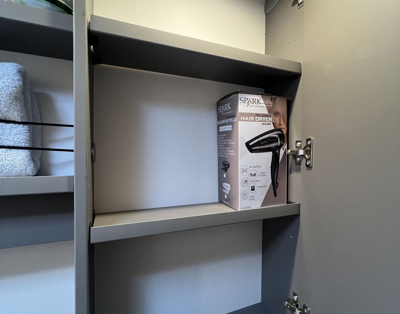 Schrank mit Föhn