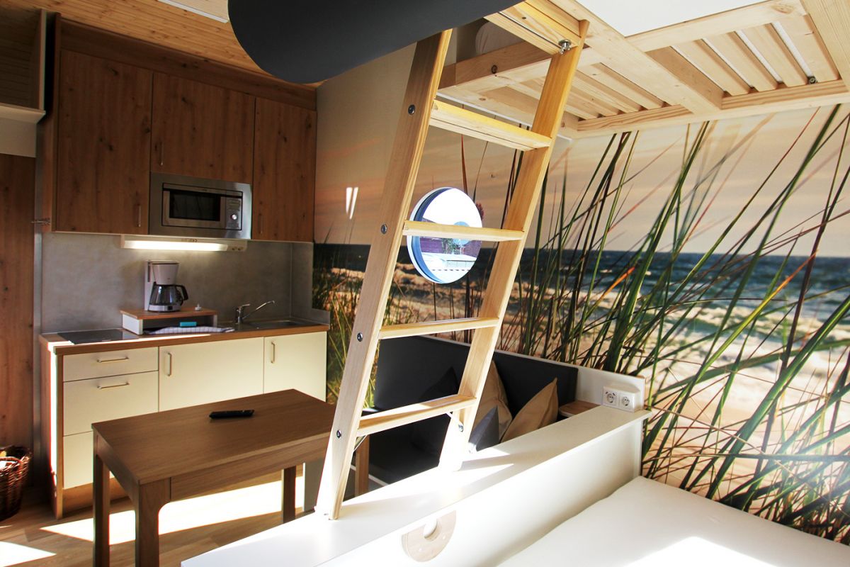 Unterkunft von Innen mit Bett und Treppe