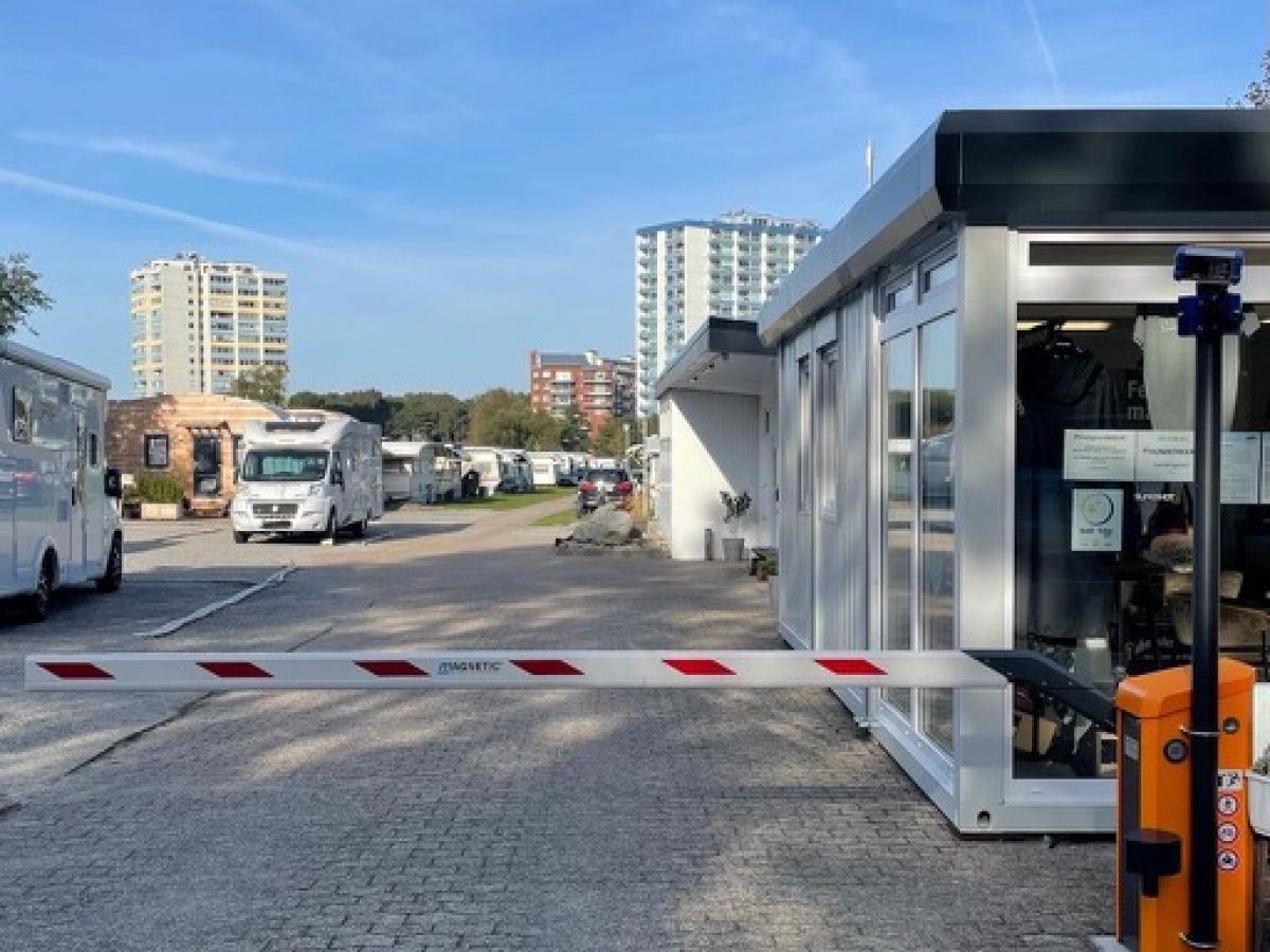 Schranke mit Stellplatz und WOhnmobilen