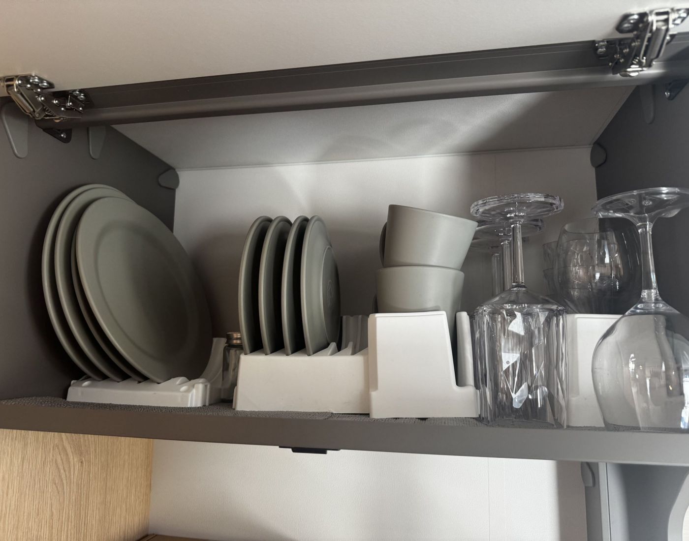 Schrank mit Geschirr