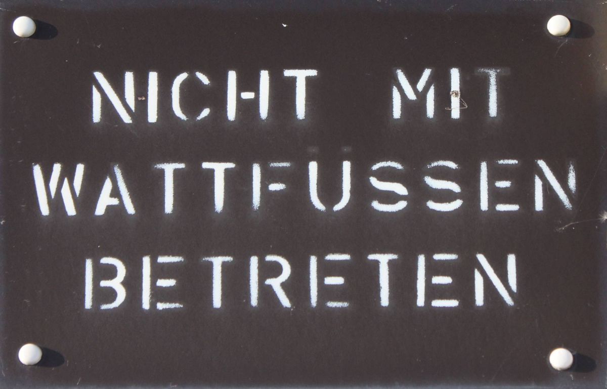 Schild "Nicht betreten mit Wattfüssen"